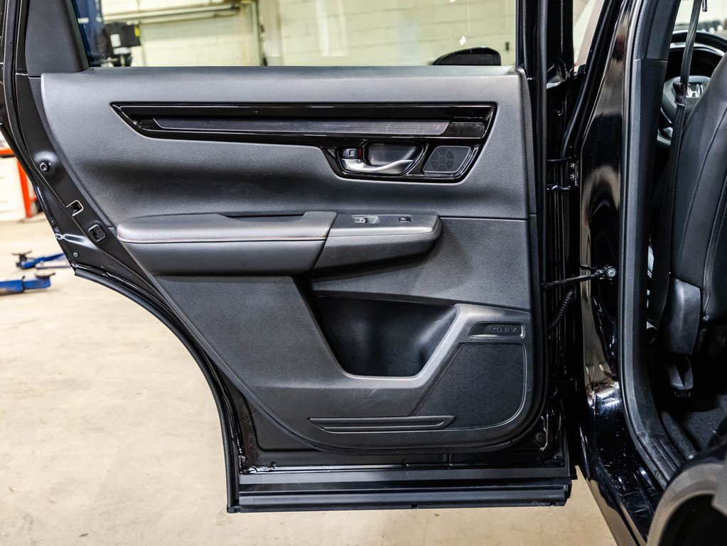 2025 Honda CR-V HYBRID TOURING in Montréal, Quebec - 13 - w1024h768px