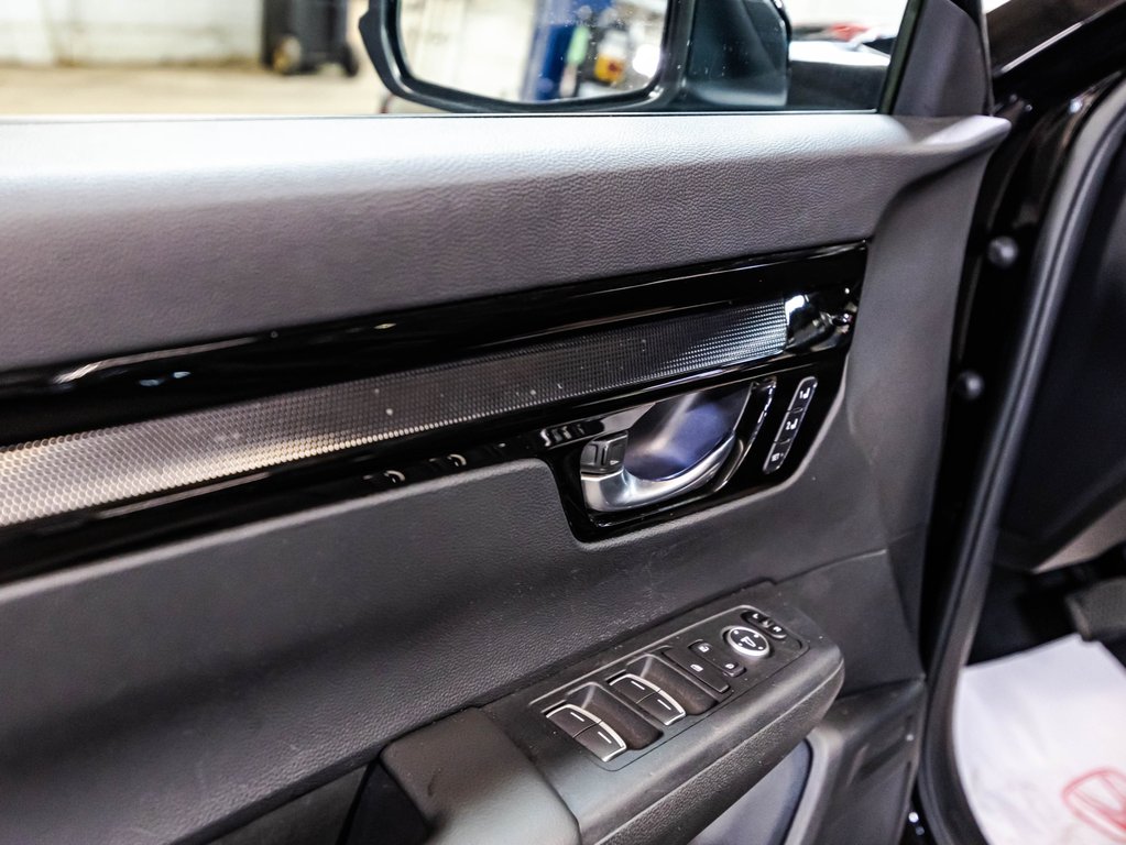 2025 Honda CR-V HYBRID TOURING in Montréal, Quebec - 11 - w1024h768px