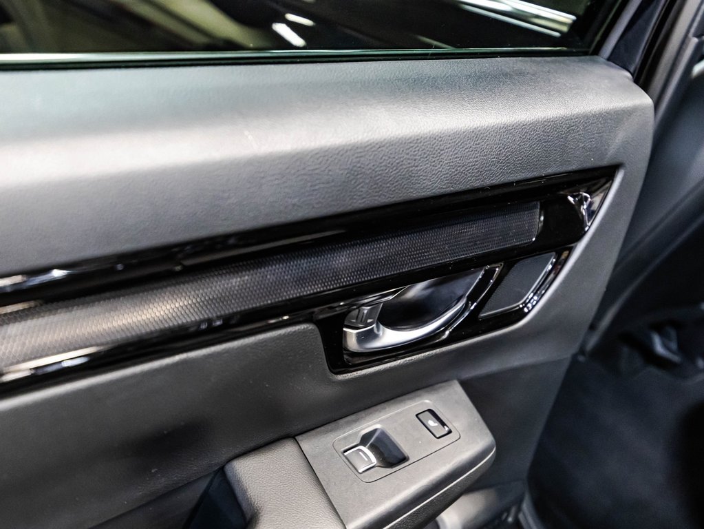 2025 Honda CR-V HYBRID TOURING in Montréal, Quebec - 12 - w1024h768px