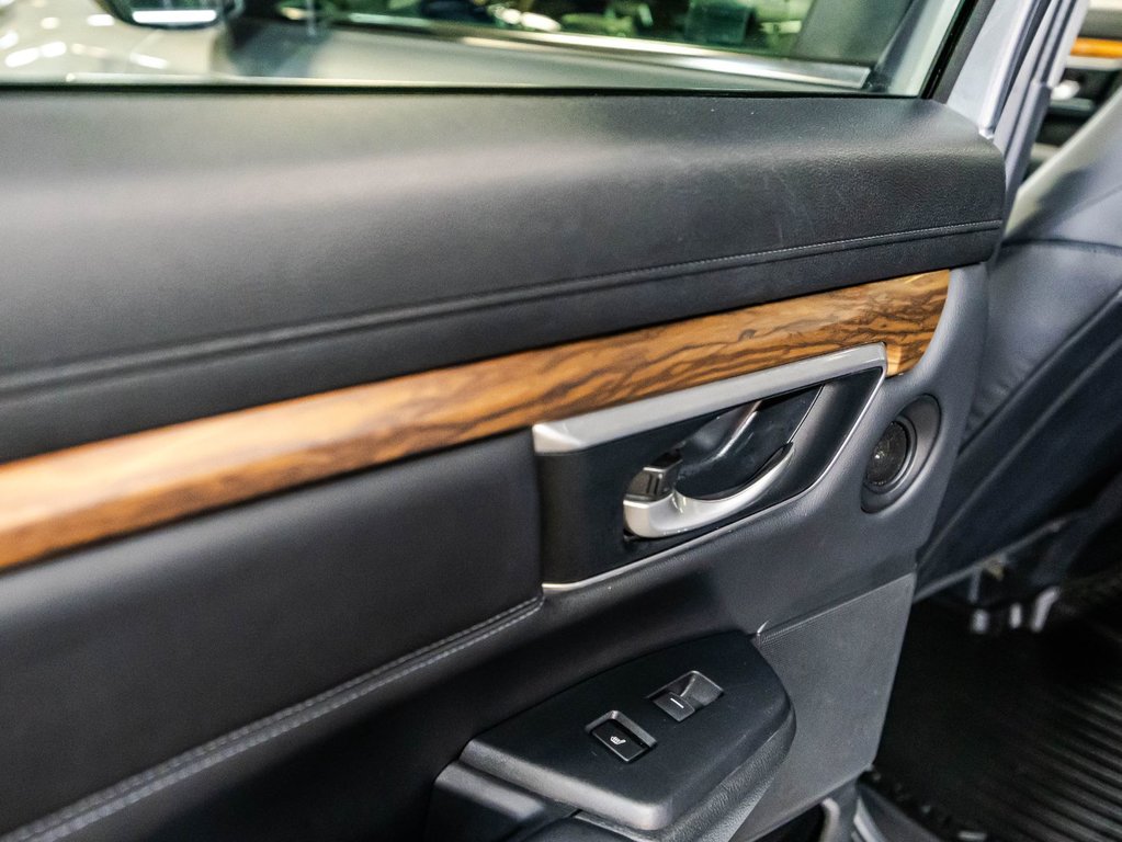 2018 Honda CR-V Touring in Montréal, Quebec - 12 - w1024h768px