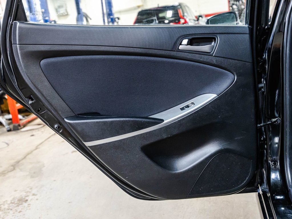 2017 Hyundai Accent SE in Montréal, Quebec - 12 - w1024h768px