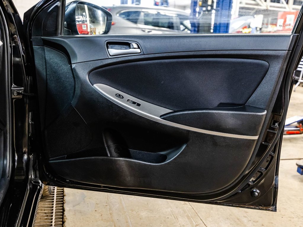 2017 Hyundai Accent SE in Montréal, Quebec - 16 - w1024h768px