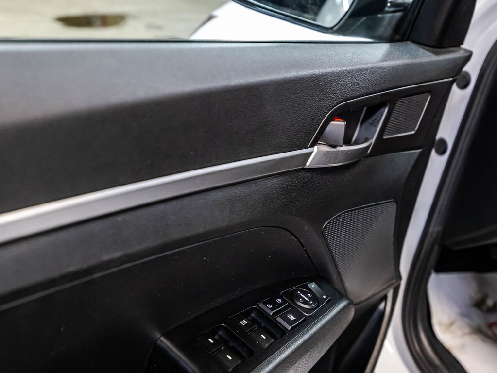 2020 Hyundai Elantra Essential in Montréal, Quebec - 11 - w1024h768px