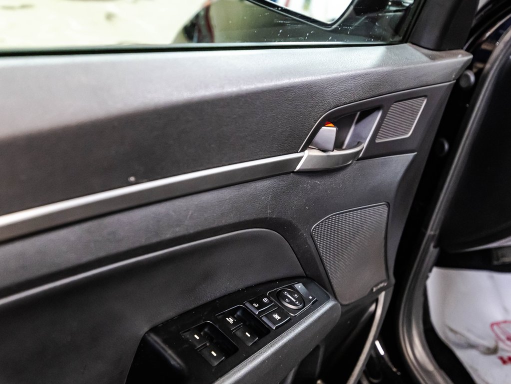 2020 Hyundai Elantra Ultimate in Montréal, Quebec - 12 - w1024h768px