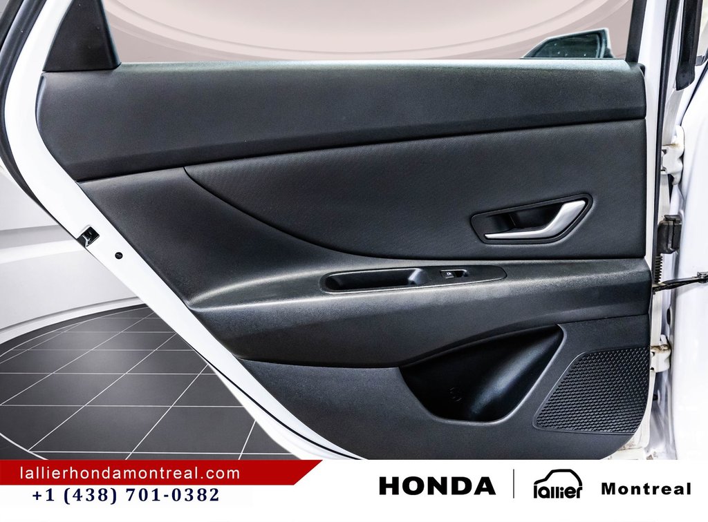 2022 Hyundai Elantra Preferred in Montréal, Quebec - 13 - w1024h768px