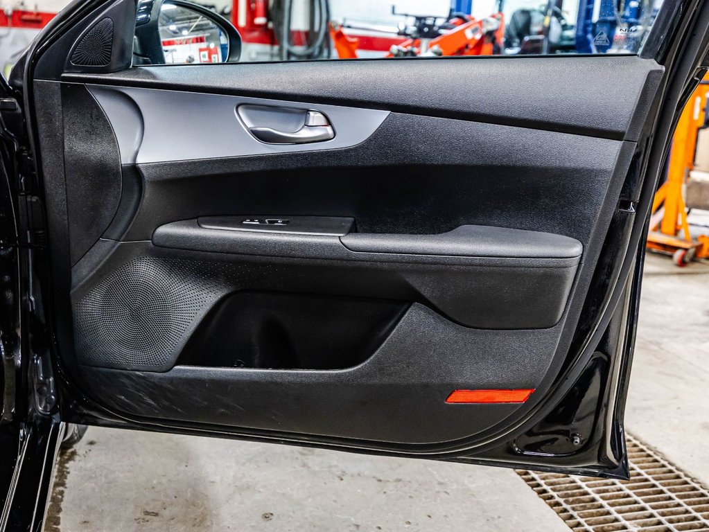 2023 Kia Forte LX in Montréal, Quebec - 16 - w1024h768px