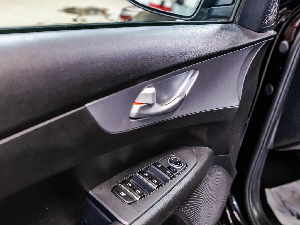 2023 Kia Forte LX in Montréal, Quebec - 11 - w1024h768px