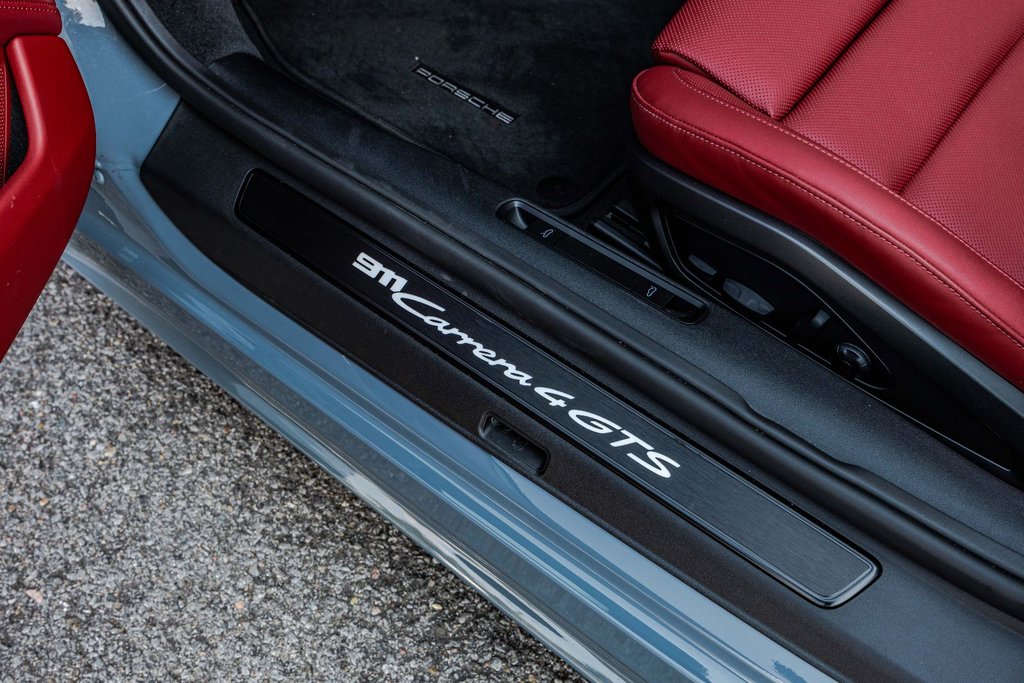2023 Porsche 911 Carrera 4 GTS Cabriolet in Montréal, Quebec - 20 - w1024h768px