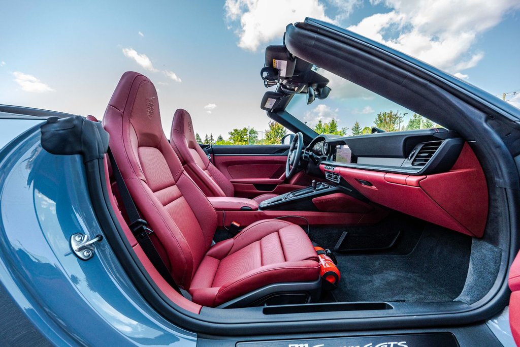 2023 Porsche 911 Carrera 4 GTS Cabriolet in Montréal, Quebec - 24 - w1024h768px