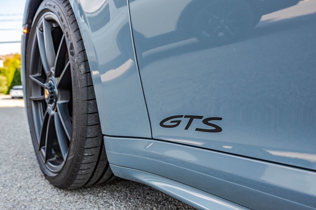 2023 Porsche 911 Carrera 4 GTS Cabriolet in Montréal, Quebec - 18 - w1024h768px