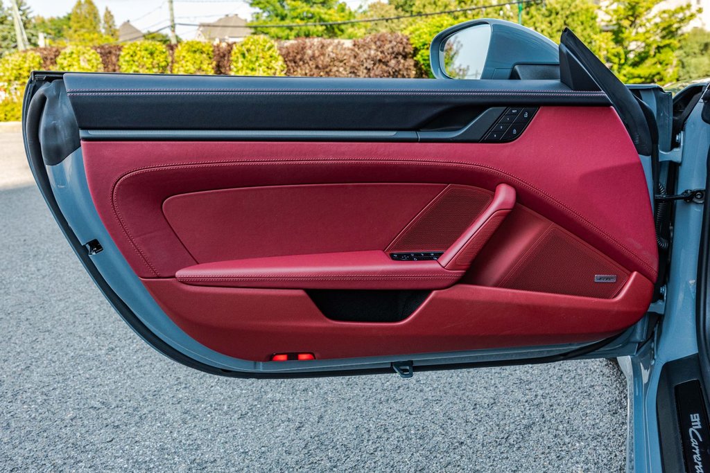 2023 Porsche 911 Carrera 4 GTS Cabriolet in Montréal, Quebec - 21 - w1024h768px