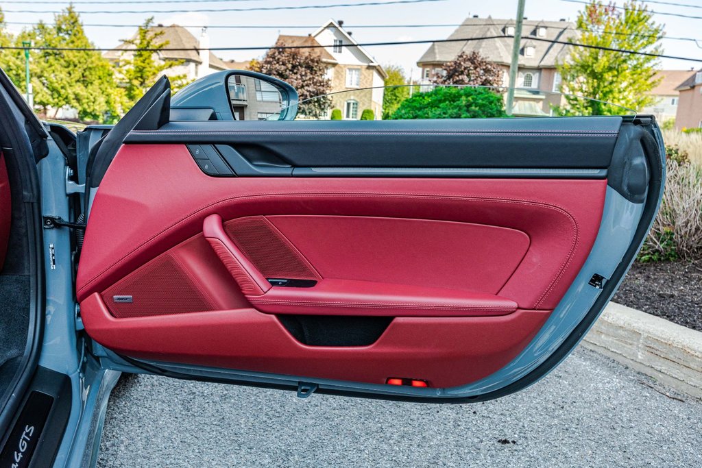 2023 Porsche 911 Carrera 4 GTS Cabriolet in Montréal, Quebec - 23 - w1024h768px