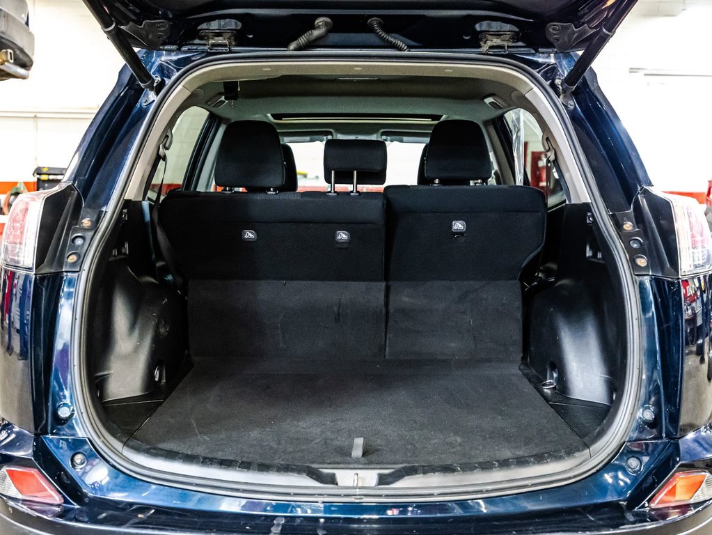 Toyota RAV4 XLE 2017 à Montréal, Québec - 16 - w1024h768px