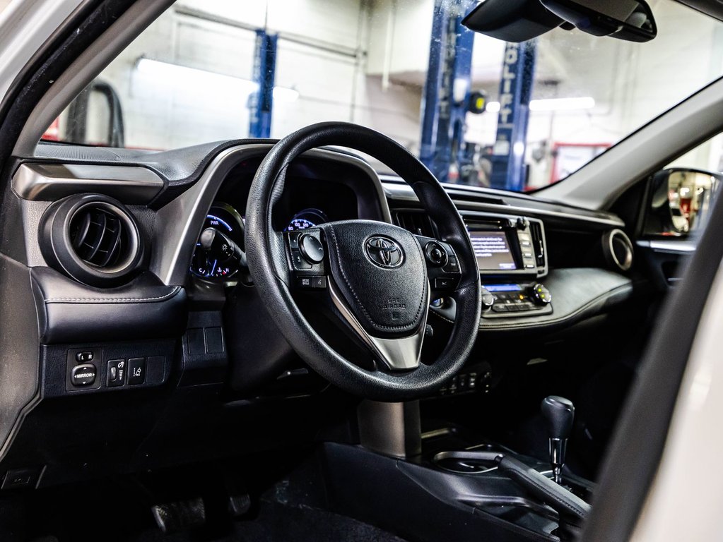 Toyota RAV4 HYBRID LE+ 2018 à Montréal, Québec - 19 - w1024h768px