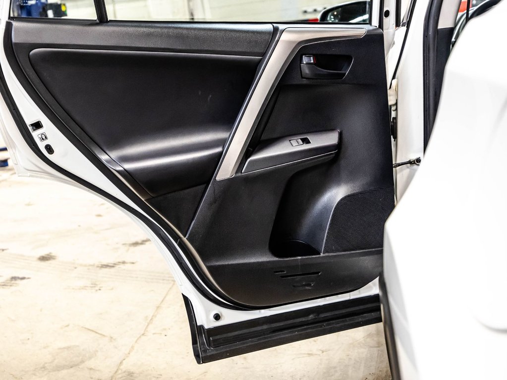 Toyota RAV4 HYBRID LE+ 2018 à Montréal, Québec - 12 - w1024h768px