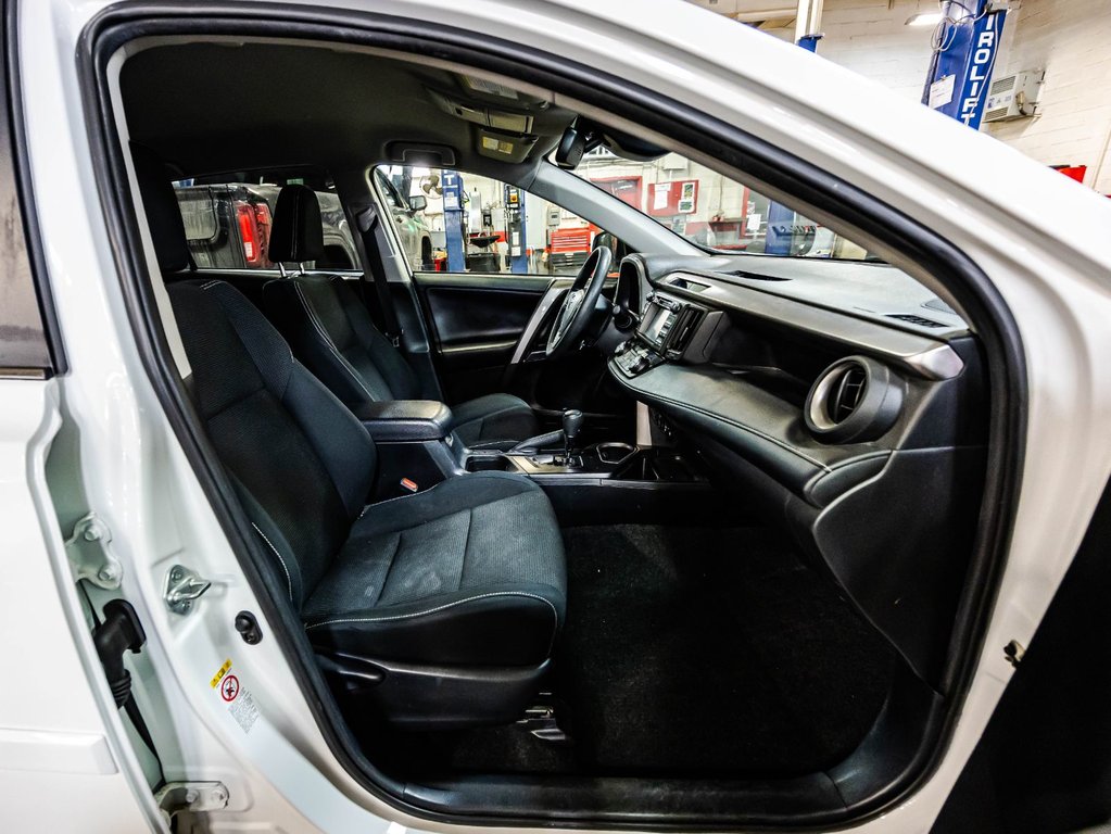 Toyota RAV4 HYBRID LE+ 2018 à Montréal, Québec - 17 - w1024h768px