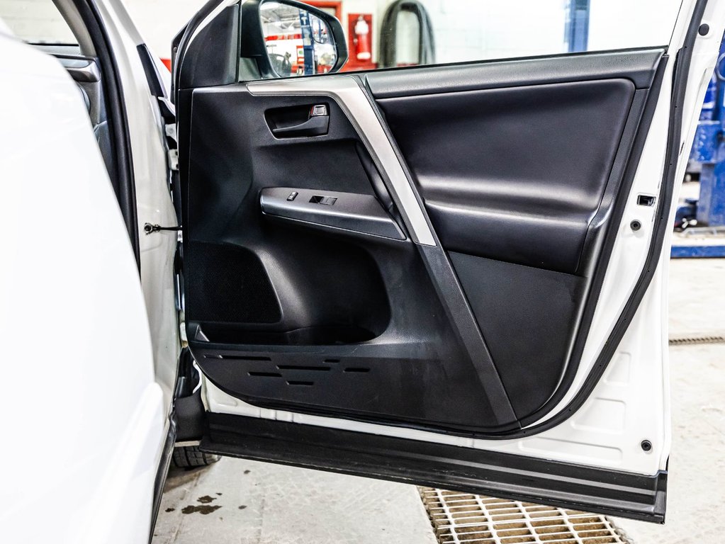 Toyota RAV4 HYBRID LE+ 2018 à Montréal, Québec - 16 - w1024h768px