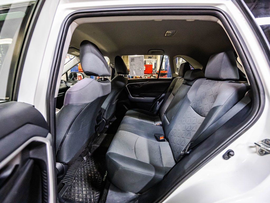 2020 Toyota RAV4 LE in Montréal, Quebec - 13 - w1024h768px