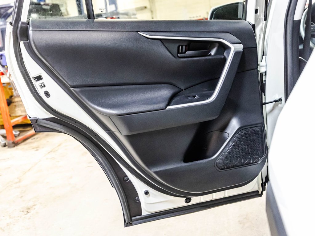 2020 Toyota RAV4 LE in Montréal, Quebec - 12 - w1024h768px