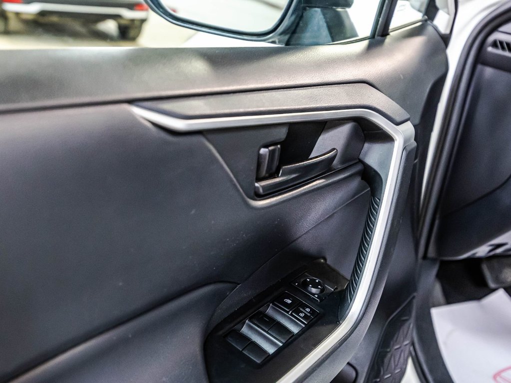 2020 Toyota RAV4 LE in Montréal, Quebec - 11 - w1024h768px