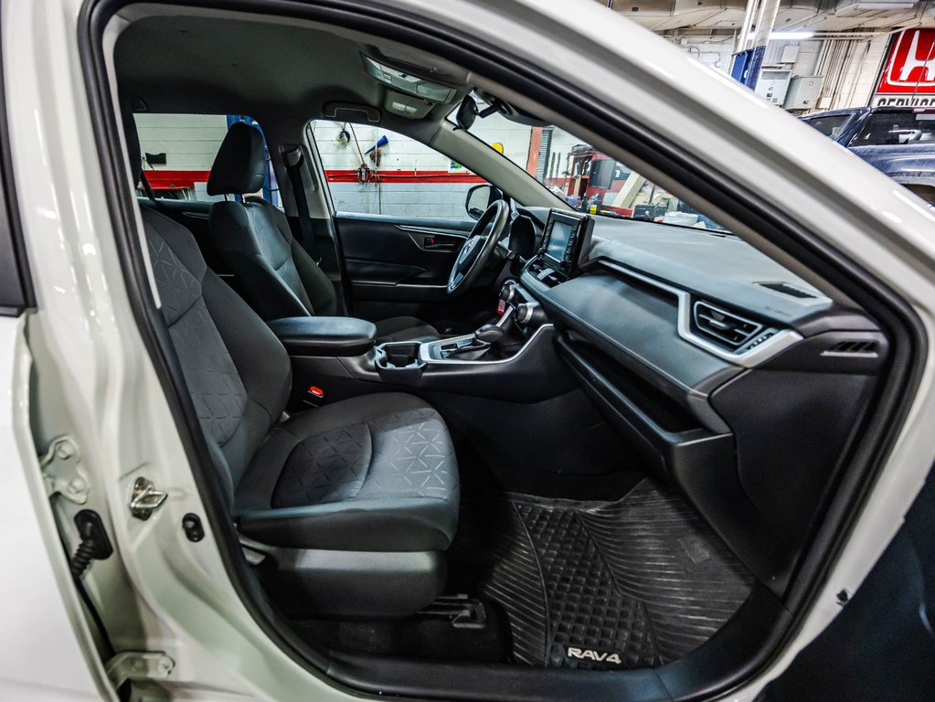 2020 Toyota RAV4 LE in Montréal, Quebec - 17 - w1024h768px