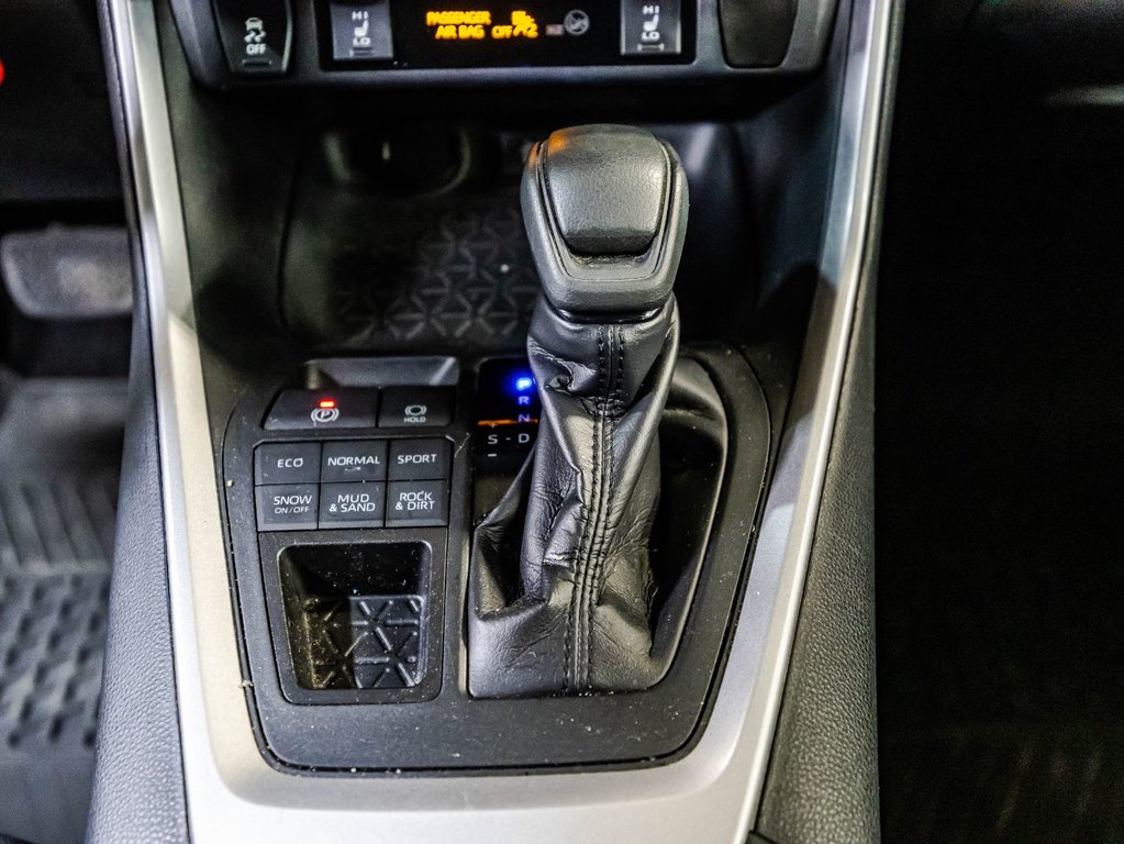 2020 Toyota RAV4 LE in Montréal, Quebec - 24 - w1024h768px