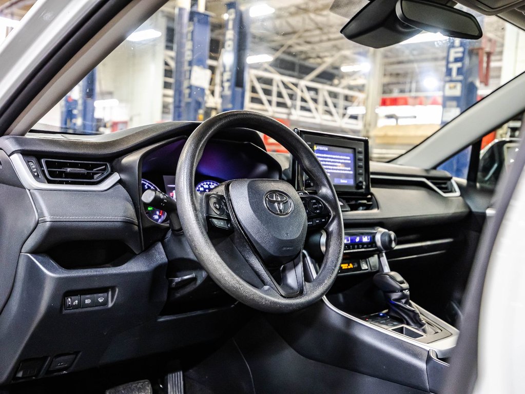 2020 Toyota RAV4 LE in Montréal, Quebec - 19 - w1024h768px
