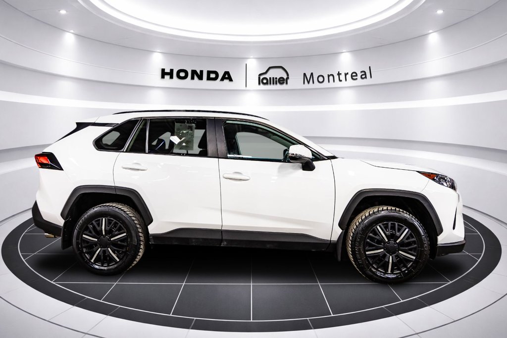 2020 Toyota RAV4 LE in Montréal, Quebec - 8 - w1024h768px
