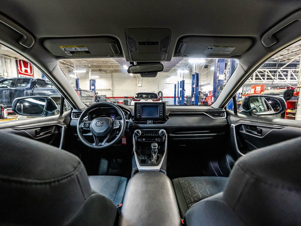 2020 Toyota RAV4 LE in Montréal, Quebec - 14 - w1024h768px