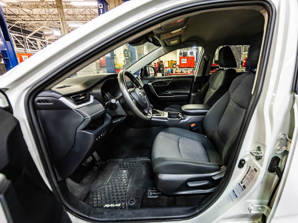 2020 Toyota RAV4 LE in Montréal, Quebec - 18 - w1024h768px