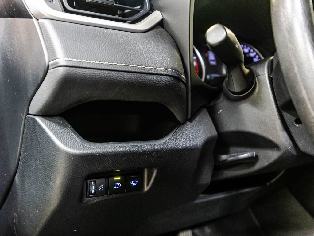 2021 Toyota RAV4 LE in Montréal, Quebec - 20 - w1024h768px