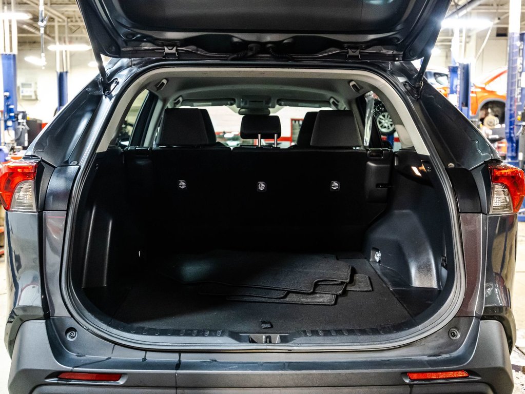 2021 Toyota RAV4 LE in Montréal, Quebec - 15 - w1024h768px