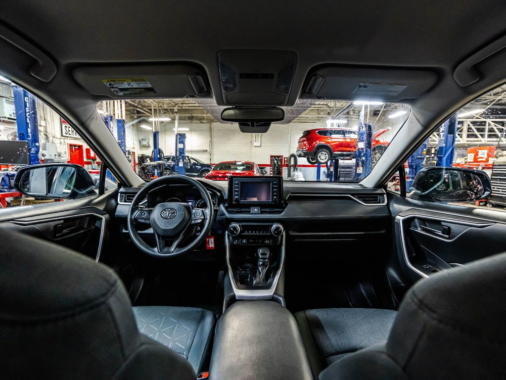 2021 Toyota RAV4 LE in Montréal, Quebec - 14 - w1024h768px