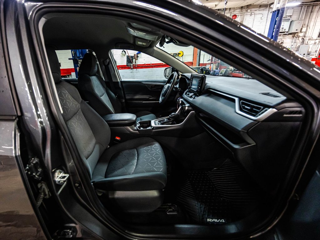 2021 Toyota RAV4 LE in Montréal, Quebec - 17 - w1024h768px
