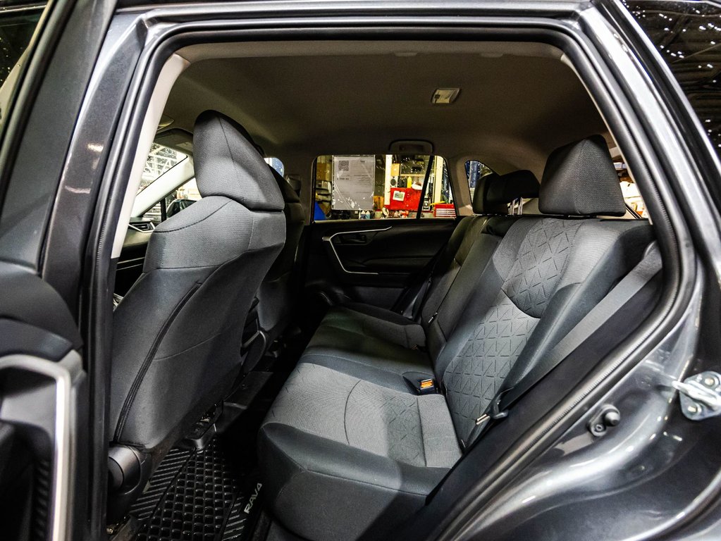 2021 Toyota RAV4 LE in Montréal, Quebec - 13 - w1024h768px