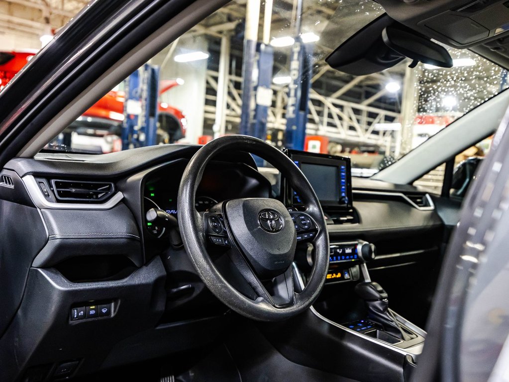 2021 Toyota RAV4 LE in Montréal, Quebec - 19 - w1024h768px