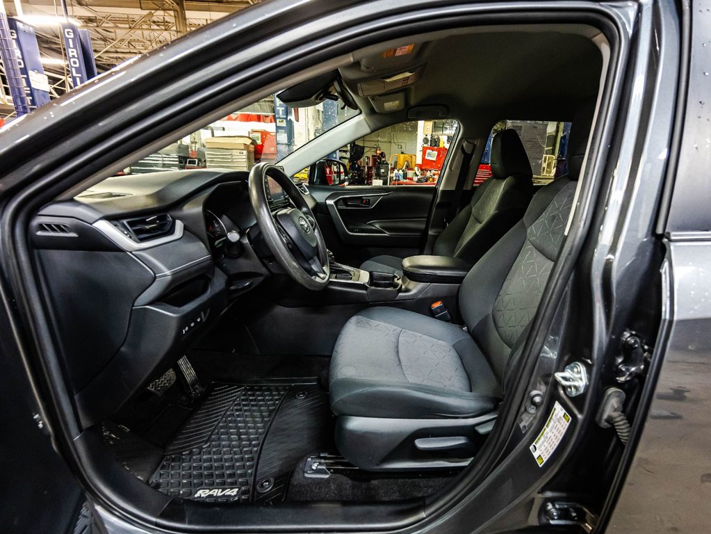 2021 Toyota RAV4 LE in Montréal, Quebec - 18 - w1024h768px