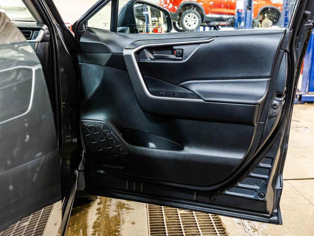 2021 Toyota RAV4 LE in Montréal, Quebec - 16 - w1024h768px