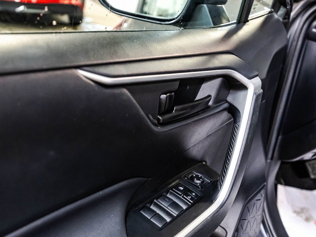 2021 Toyota RAV4 LE in Montréal, Quebec - 11 - w1024h768px