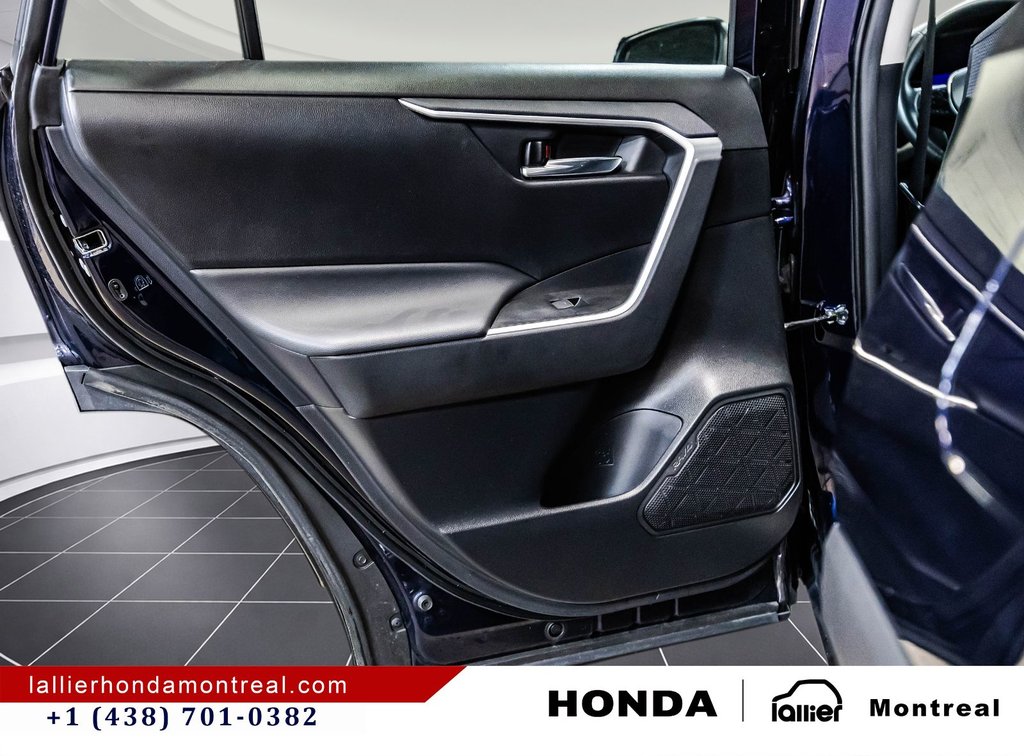 2024 Toyota RAV4 Hybrid XLE in Montréal, Quebec - 12 - w1024h768px