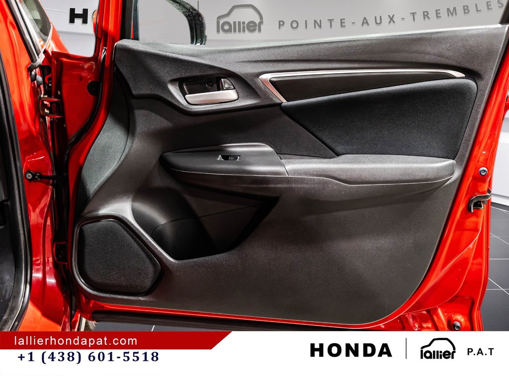 2015 Honda Fit LX in Montreal, Quebec - 16 - w1024h768px