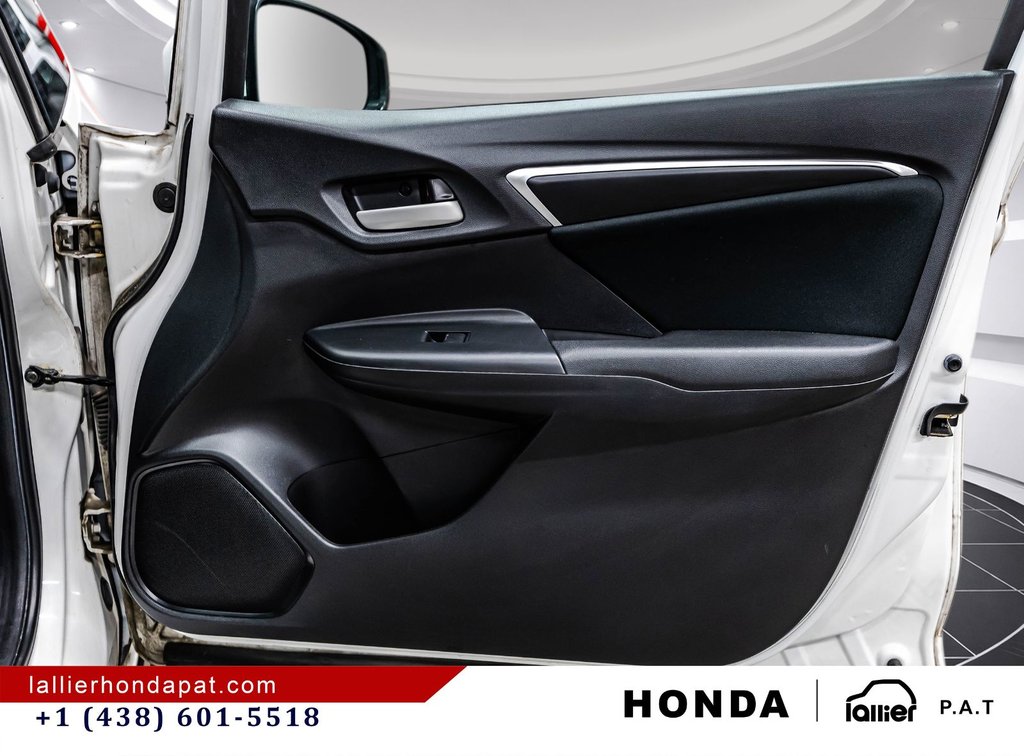 2016 Honda Fit LX in Montreal, Quebec - 16 - w1024h768px