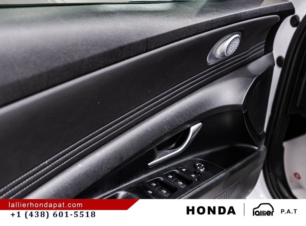 2022 Hyundai Elantra Preferred in Montreal, Quebec - 12 - w1024h768px