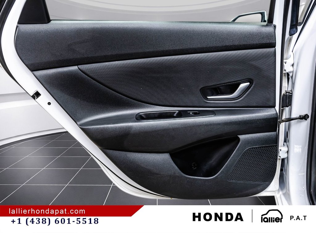2022 Hyundai Elantra Preferred in Montreal, Quebec - 13 - w1024h768px