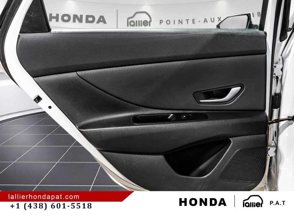 2023 Hyundai Elantra Preferred in Montreal, Quebec - 13 - w1024h768px