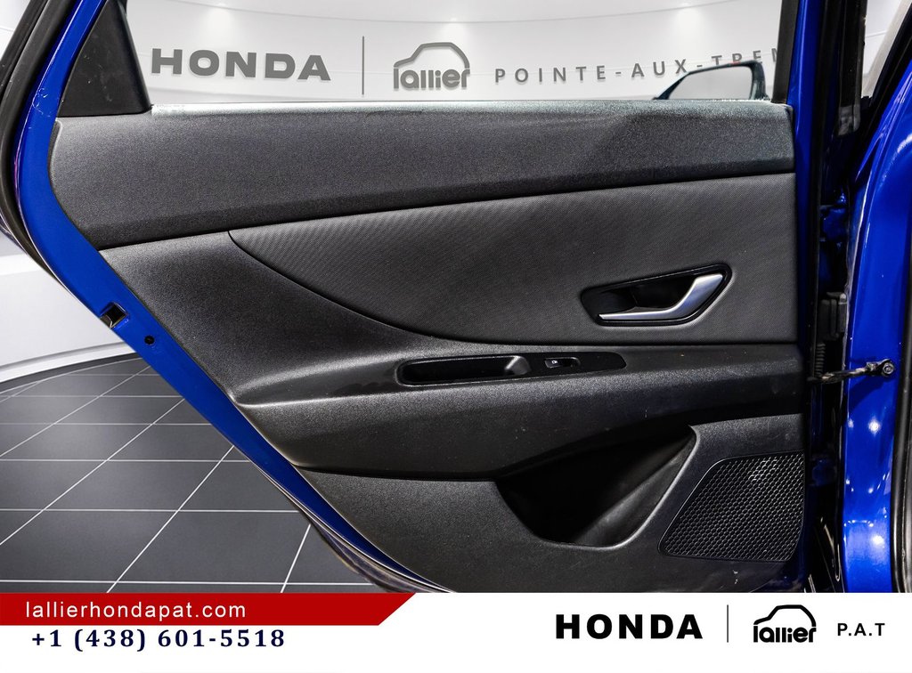 2023 Hyundai Elantra Preferred in Montreal, Quebec - 13 - w1024h768px