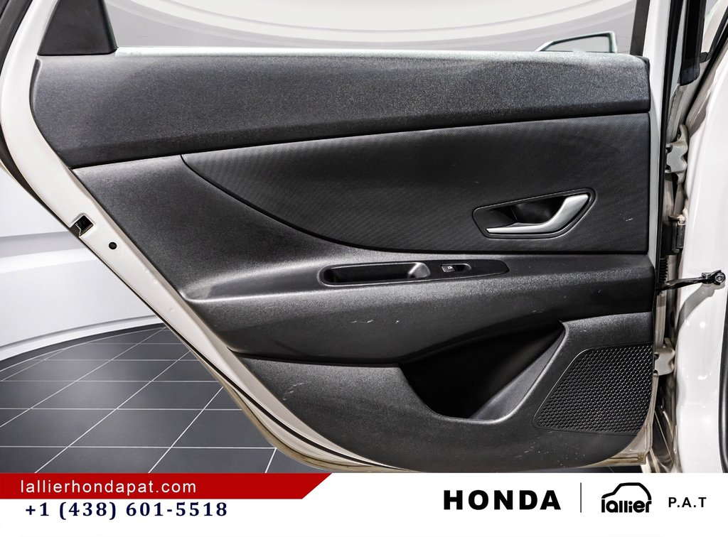 2025 Hyundai Elantra Essential in Montreal, Quebec - 12 - w1024h768px