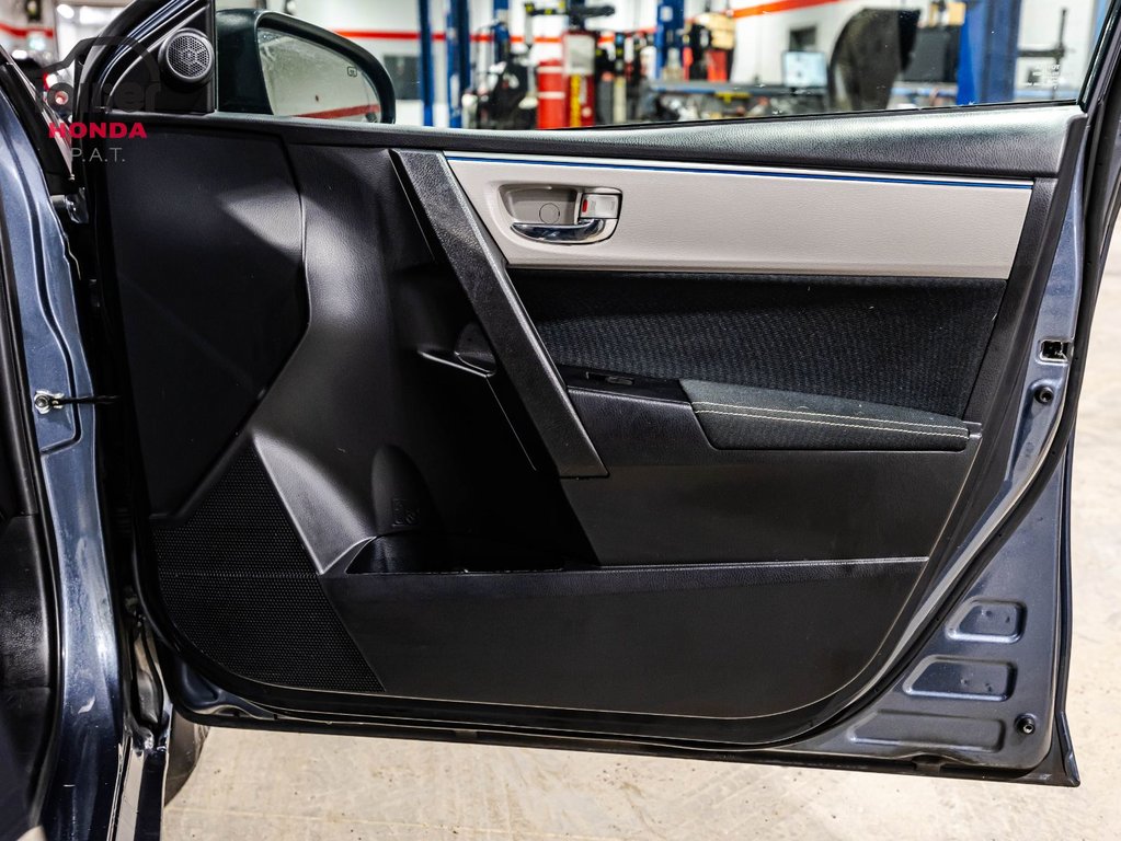 2016 Toyota Corolla LE in Montréal, Quebec - 16 - w1024h768px