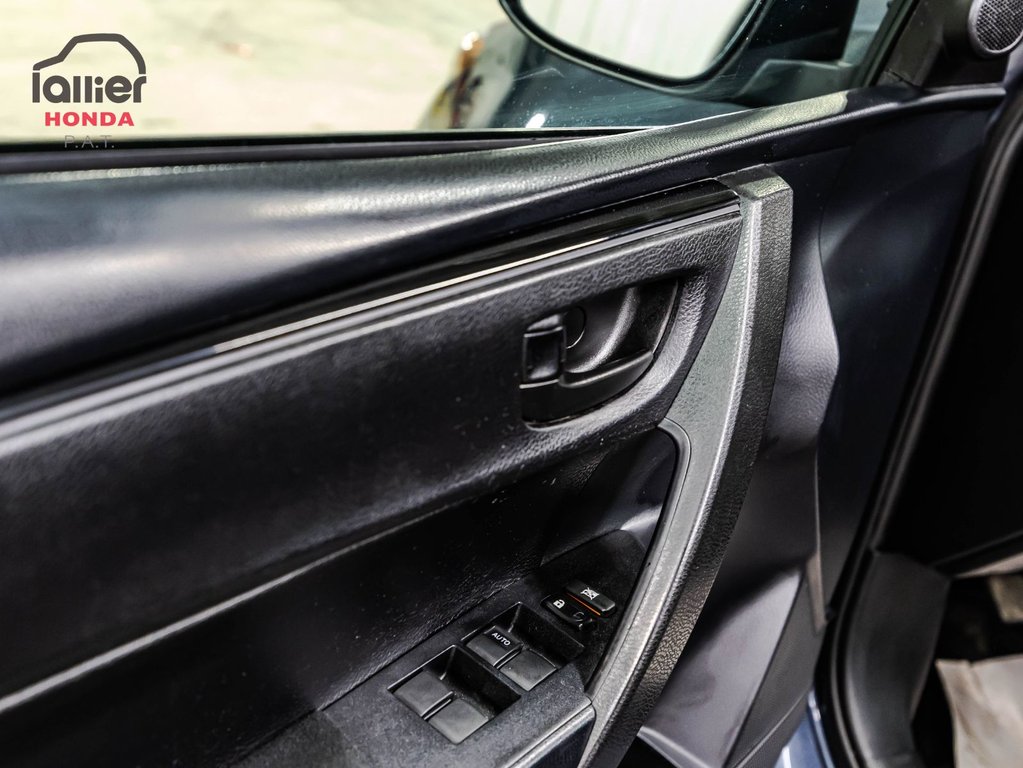 2018 Toyota Corolla in Montréal, Quebec - 11 - w1024h768px