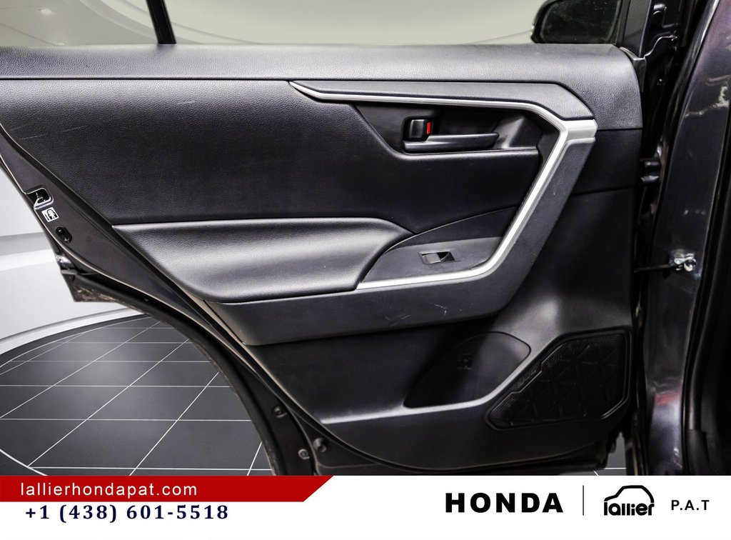 2019 Toyota RAV4 Hybrid LE in Montréal, Quebec - 12 - w1024h768px